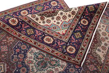 A Tabriz carpet, c. 295 x 199 cm.