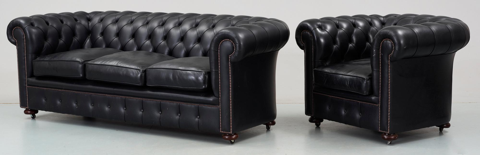 SOFFA OCH FÅTÖLJ, s.k. chesterfieldmodell, Claridge, England, 2000-tal.