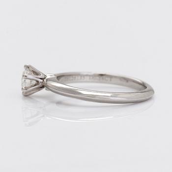 Tiffany & Co, ring, platina med briljantslipad diamant ca 0.34 ct enligt gravyr.