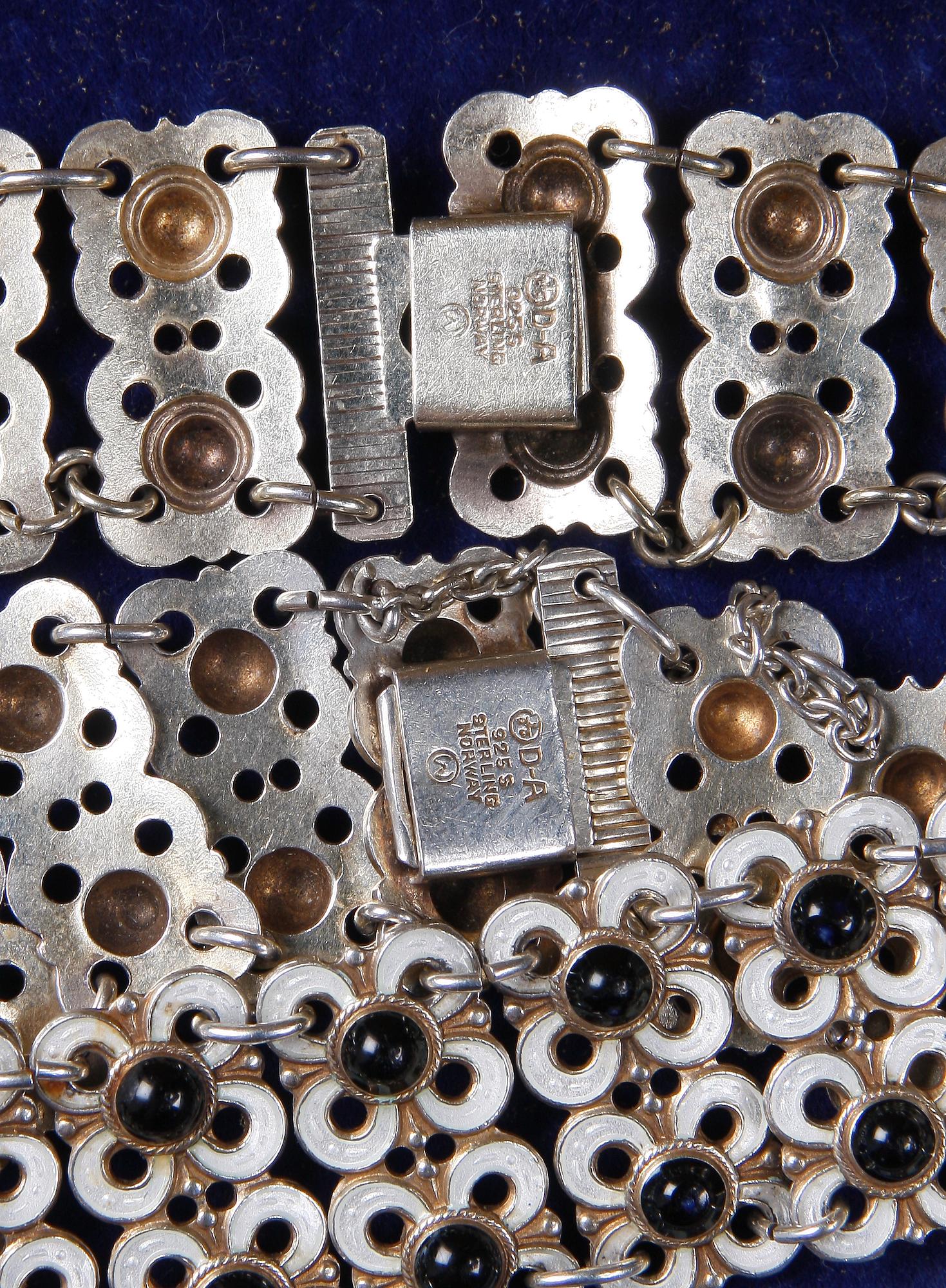 COLLIER samt ARMBAND, sterlingsilver och emalj, Willy Winnaess, David-Andersen, Norge, 1950-tal.