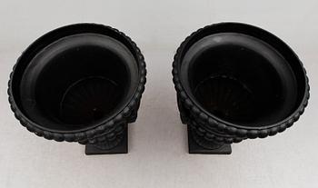 TRÄDGÅRDSURNOR, 1 par, gjutjärn, empirestil, modern tillverkning.