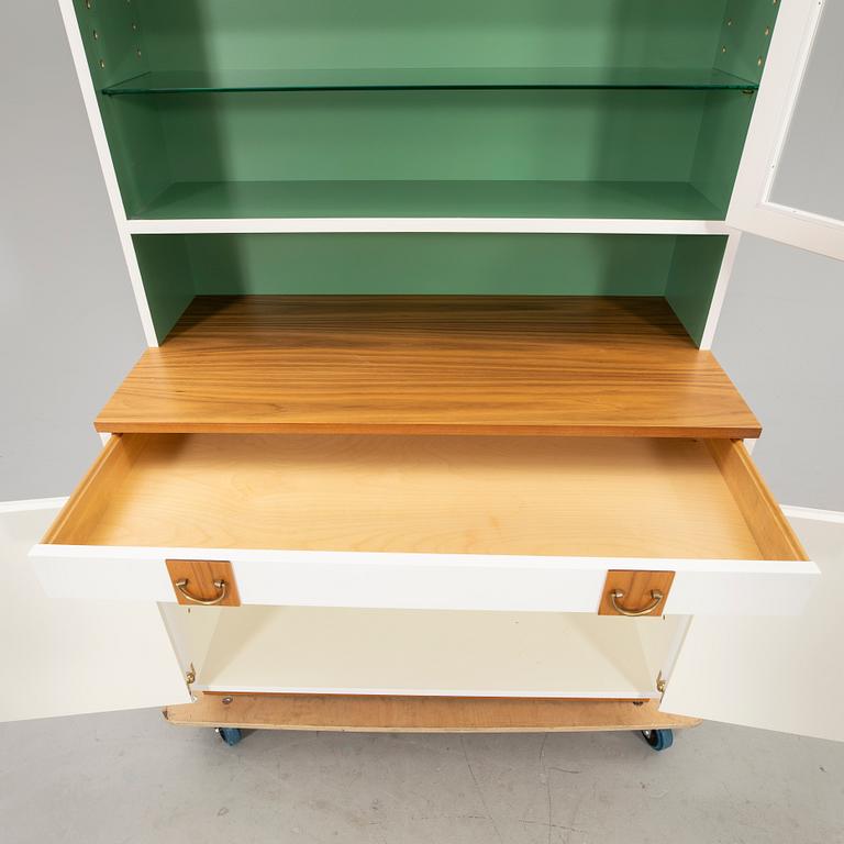 Josef Frank. Bokhylla med vitrin, modell 2255 för Firma Svenskt Tenn.