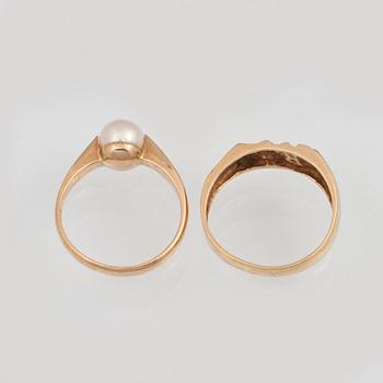 RINGAR, 2 st, 18K guld med odlad pärla, kattfotstämplade. Total vikt 6,2 gram.