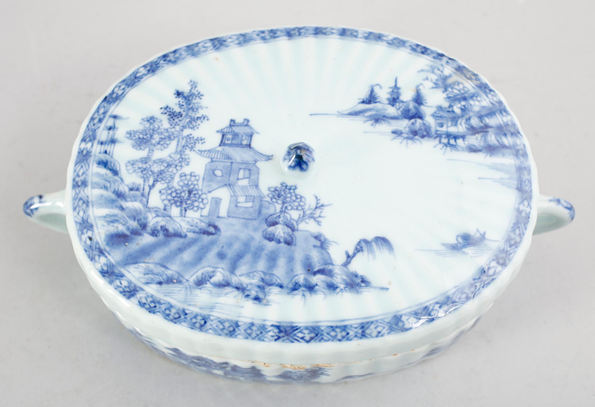 TERRIN MED LOCK, porslin, Kina, kompaniporslin, omkring år 1800.