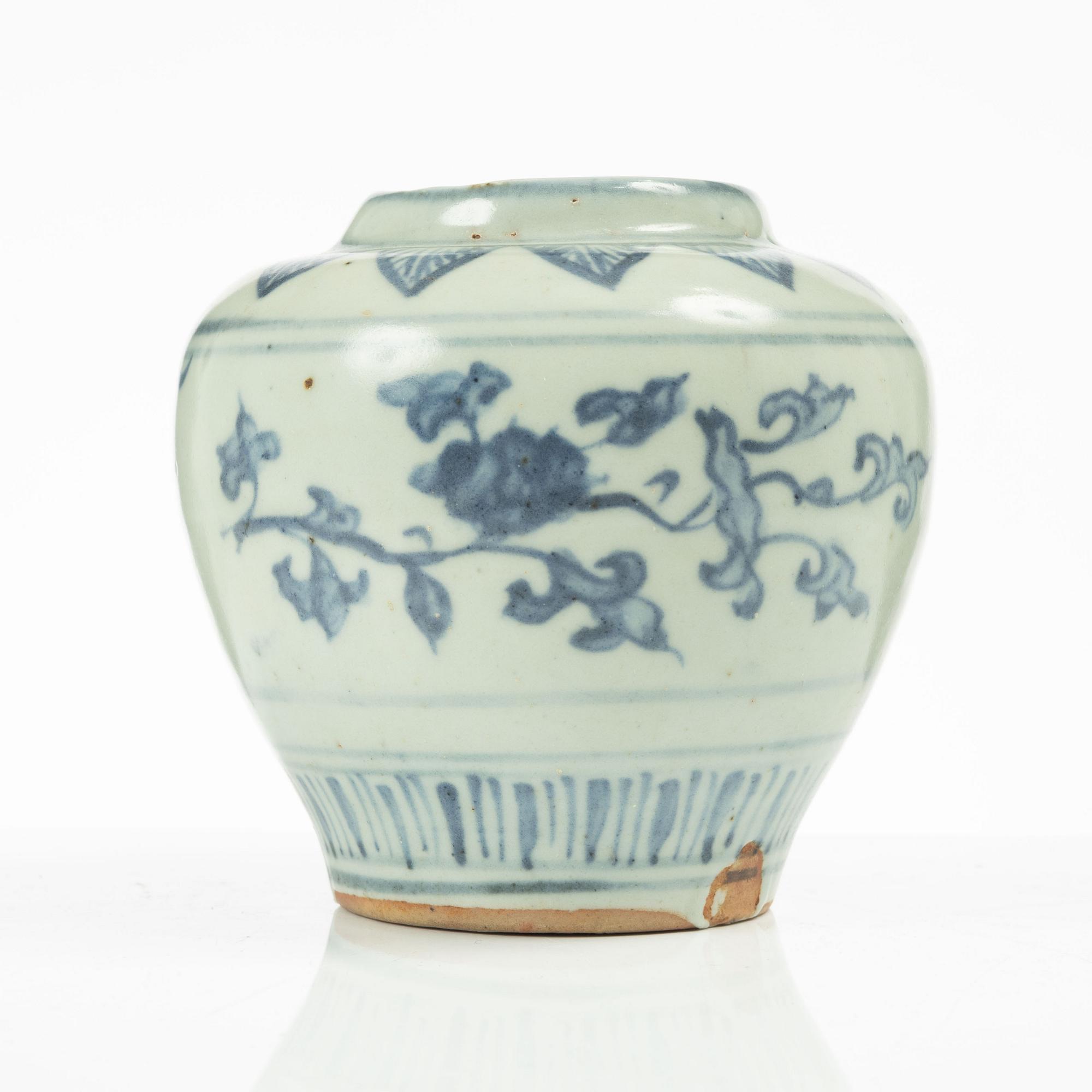 A Chinese blue and white porcelain jar, Ming dynasty (1368-1644).