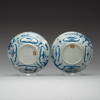 A set of two blue and white dishes, Ming dynasty Wanli (1572-1620).