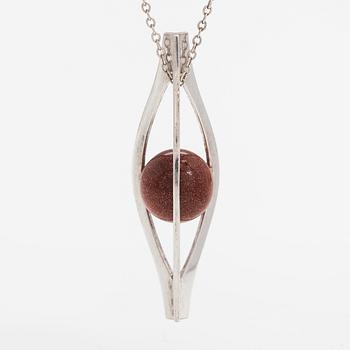 Elis Kauppi, A silver necklace with a goldstone pearl. Kupittaan kulta, Turku 1962.