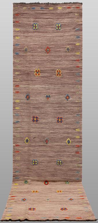 A Kelim runner carpet, 300 x 82 cm.