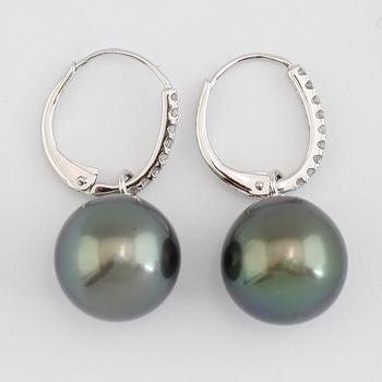 ÖRHÄNGEN, 1 par, 18K vitguld, 2 gråblå tahitipärlor, diamanter tot ca 0.15 ct.