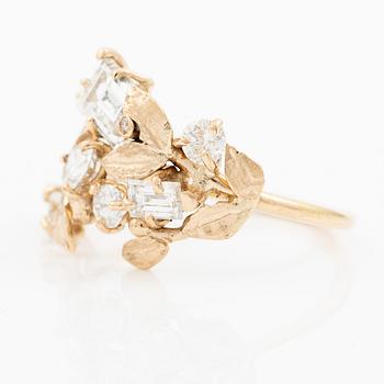 Ring, Mandelstam, 18K guld med baguette- och runda briljantslipade diamanter.