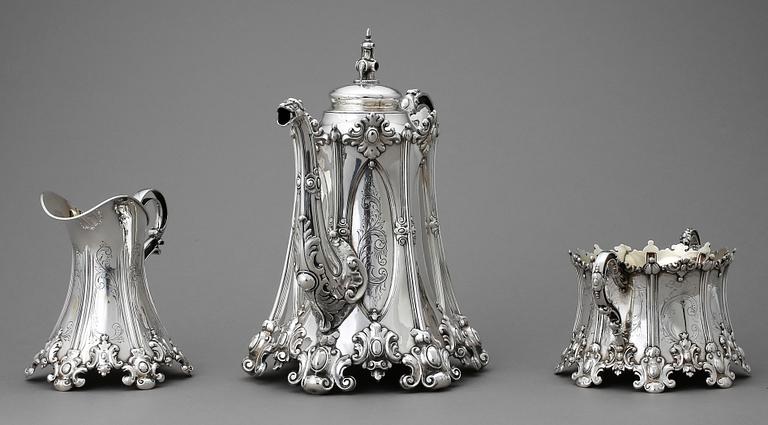 KAFFESERVIS, 3 delar, silver, götisk stil, GAB samt CG Hallberg, Stockholm 1903, 1904 och 1914. Total vikt ca 1 750 g.