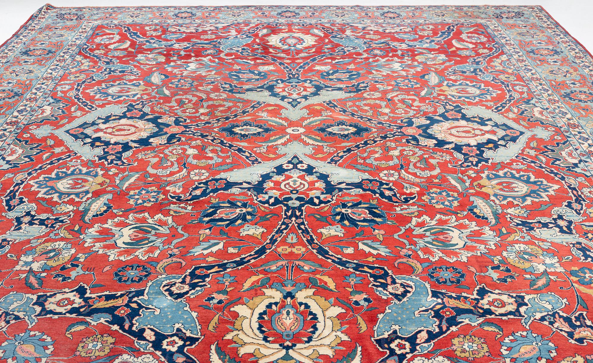 An antique/semi-antique Tabriz carpet of 'Vase design', ca 509 x 359 cm.