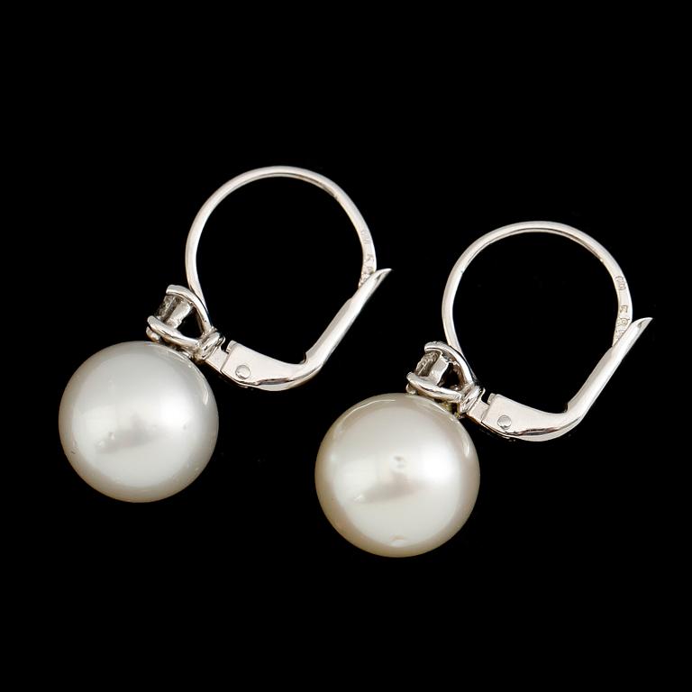 ÖRHÄNGEN, 1 par, 18 k vitguld, vita South Seapärlor, briljantslipade diamanter tot ca 0.24 ct.