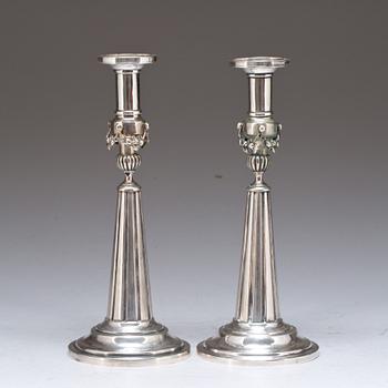 LJUSSTAKAR, ett par, silver, Gotthelf Moritz Hauptvogel, Dresden 1795? Vikt ca 640g.