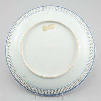 FAT, 2 st, samt GALLERFAT, porslin, Kina, 1700-tal.