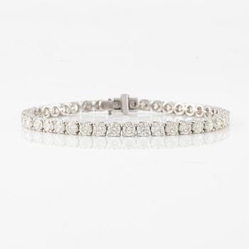 Tennis bracelet in 18K white gold with brilliant-cut diamonds.