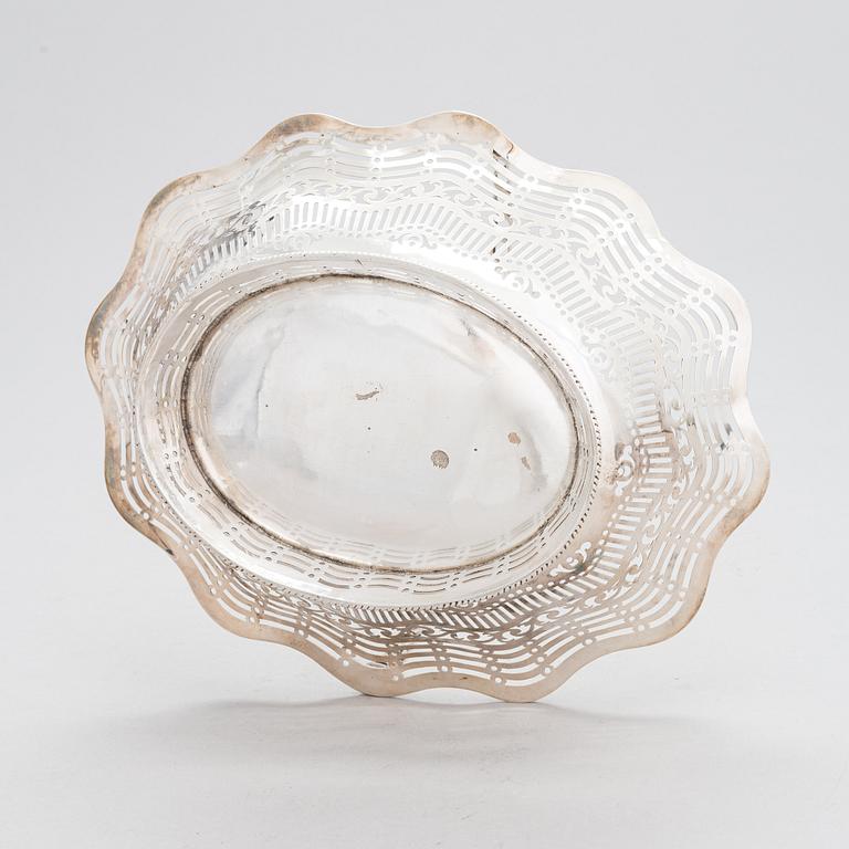 A George III sterling silver breadbasket, maker's mark of William Plummer, London 1777.