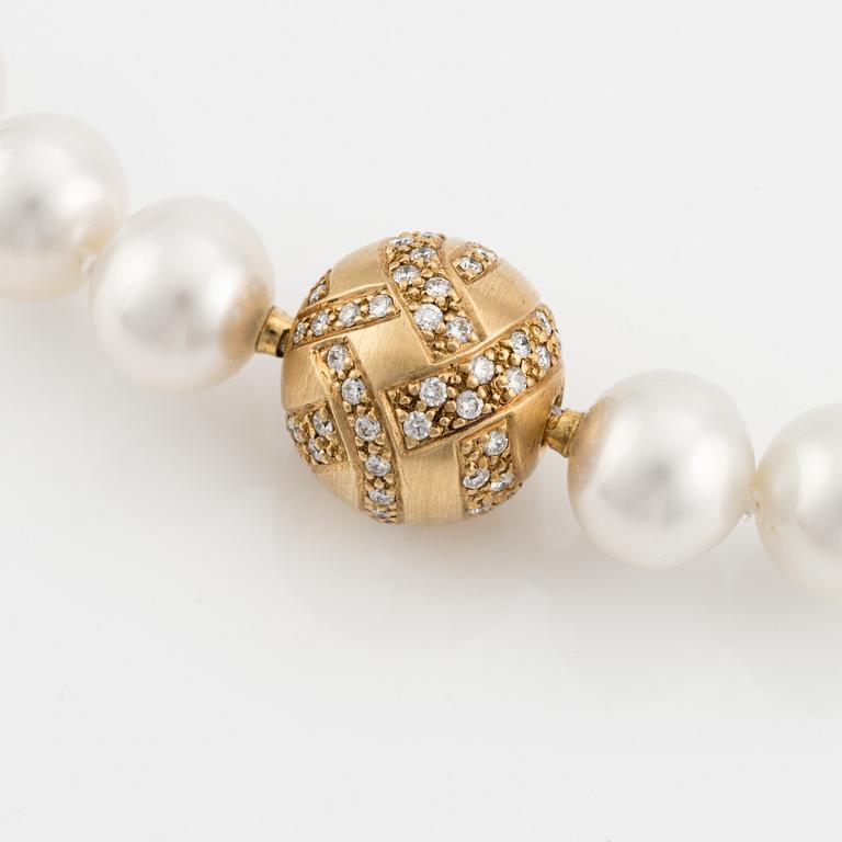 Pearl necklace, cultured South Sea pearls, bayonet clasp 18K gold with brilliant-cut diamonds.