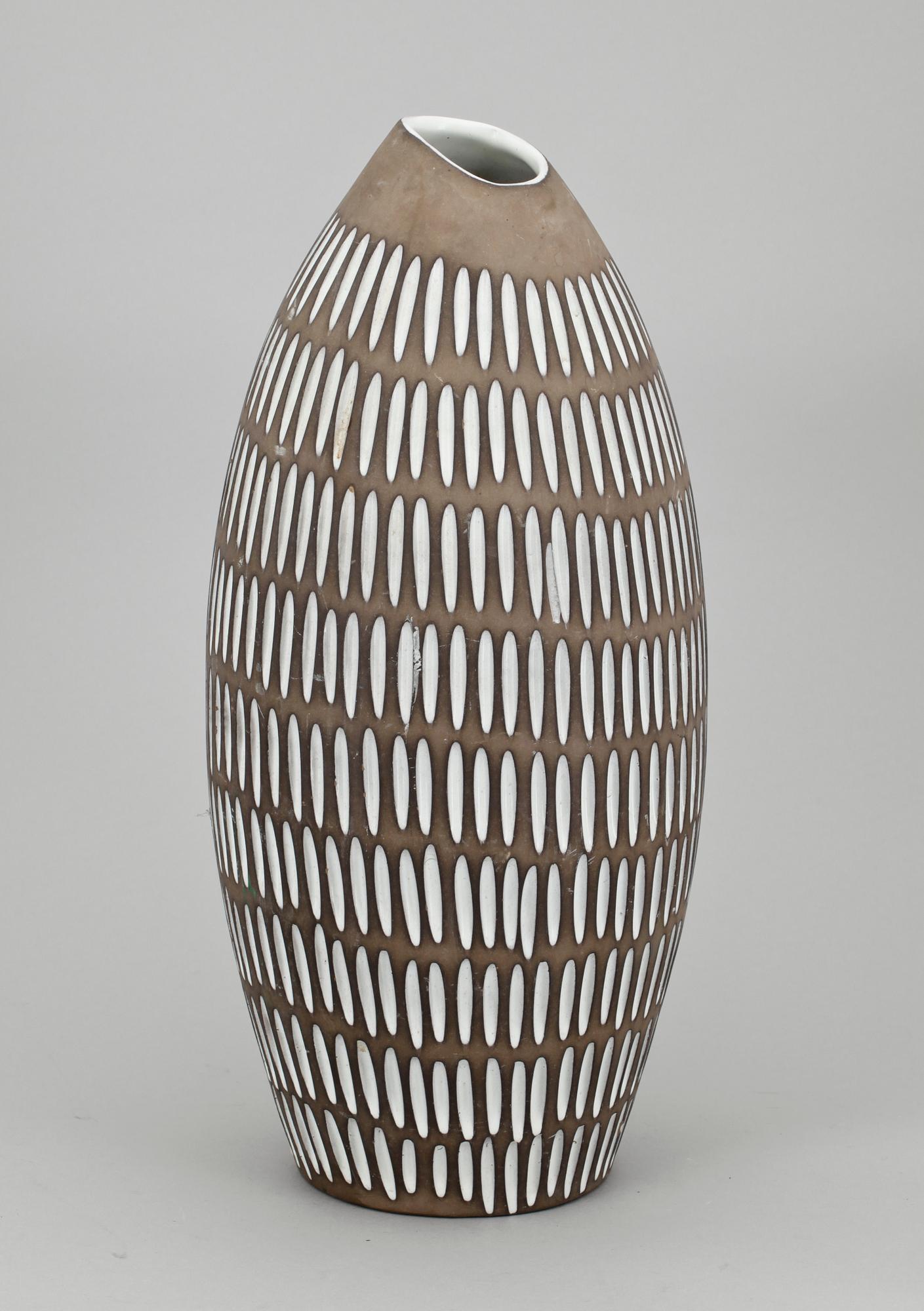 VAS, keramik "Negro", nr 2137, Ingrid Atterberg, Upsala Ekeby, 1950-60-tal.