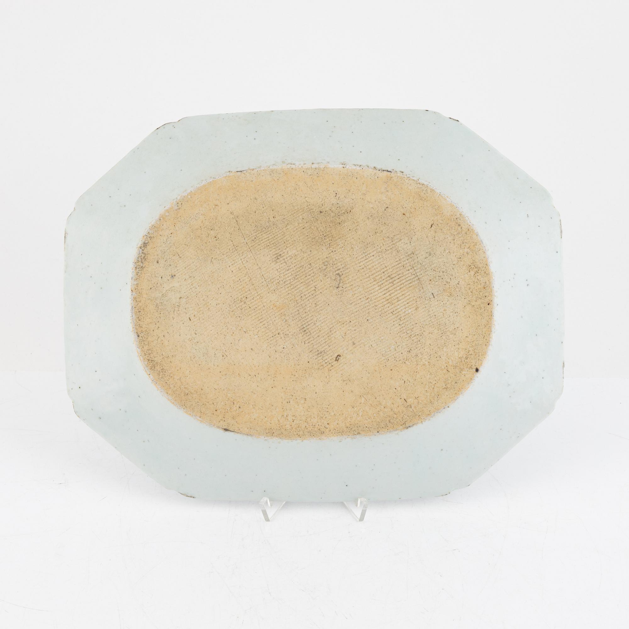 A Chinese blue and white porcelain charger, Qing Dynasty, Qianlong (1736-95).