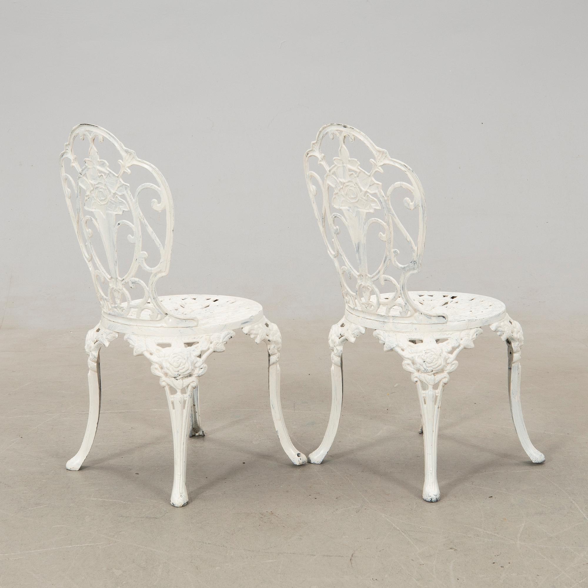 Garden table, Byarum late 20th century and chairs.