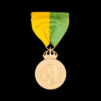 MEDALJ, 18k guld, Kungliga Patriotiska sällskapet, daterad 1984. Vikt ca 25 g.