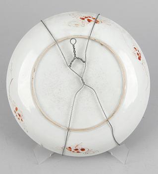 SKÅLFAT, porslin, troligen Yongzheng, Kina och 1700-talets första hälft.