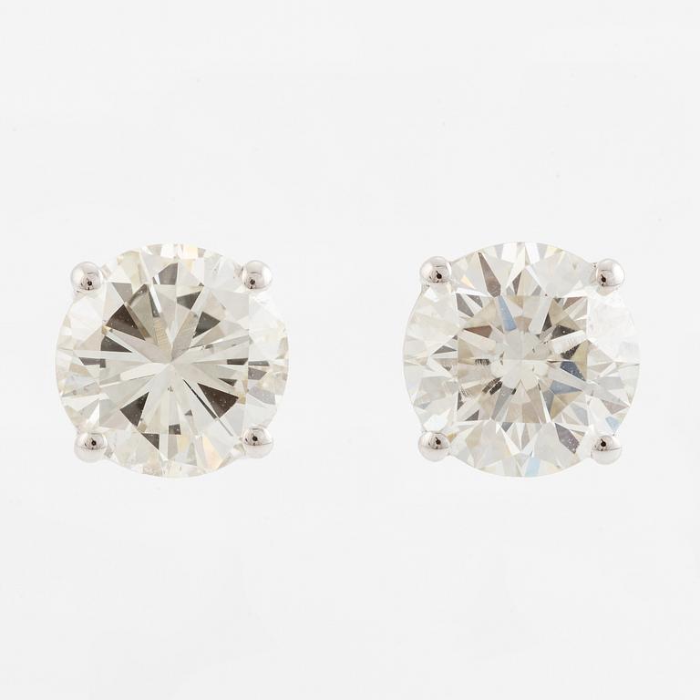 A pair of earrings in 18K gold set with round brilliant-cut diamonds.