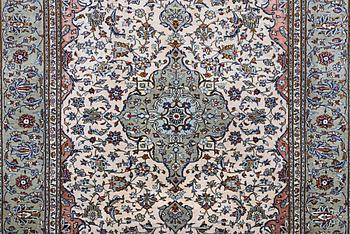 A carpet, Kashan, ca 291 x 201 cm.