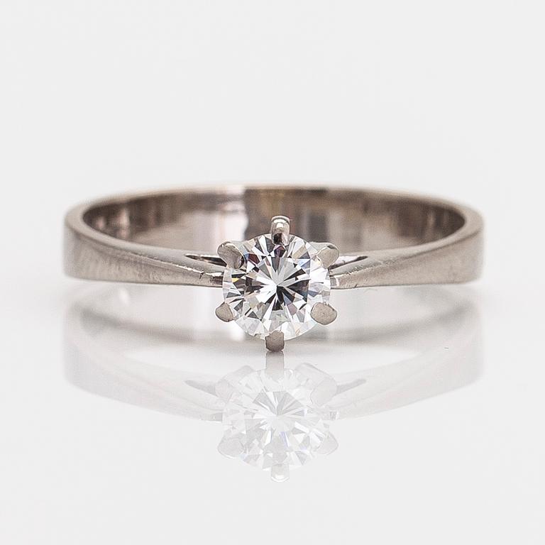 An 18K white gold solitaire ring, with a brilliant-cut diamond approx. 0.46 ct. Finnish import marks.