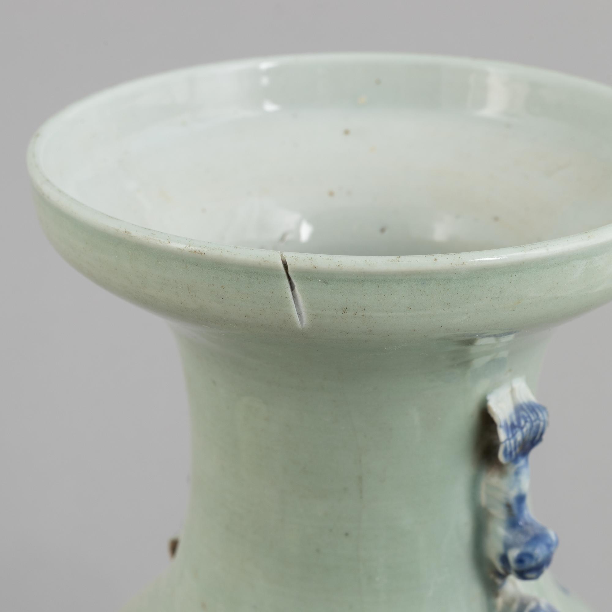 A porcelain vase, China, Qing dynasty, 19th century.