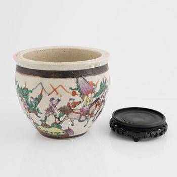 A porcelain pot, China, first half of the 20th century.