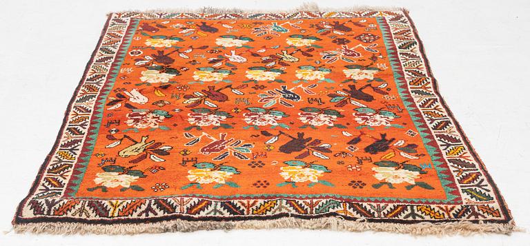 A Kashgai rug, c. 157 x 114 cm.