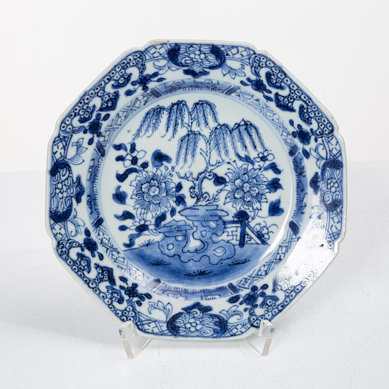 Tallrikar, 16 st, porslin, Kina, Qianlong (1736-95).