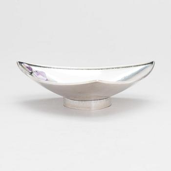 Reijo Sirkeoja, a silver bowl with amethysts, Hopeataidetakomo, Tampere 1962.