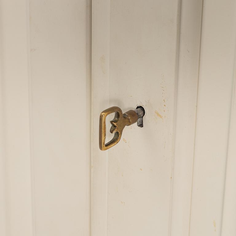 Carl Malmsten, skåp, "Herrgården", Bodafors, 1900-talets andra hälft.