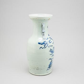 A Chinese porcelain vase, Qing dynasty, 19th century.