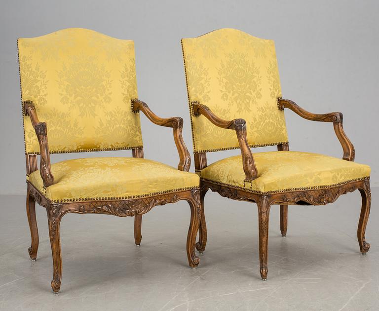 KARMSTOLAR, ett par, Louis XV-stil, tidigt 1900-tal.