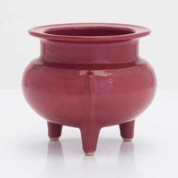 A tripod censer, late Qing dynasty/early 20th century.