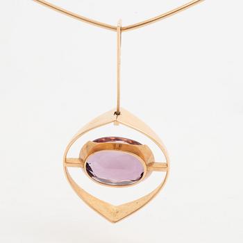 Elis Kauppi, A 14K gold necklace with an amethyst. kupittaan kulta, Turku 1962.