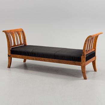 An early 20th century biedermeier-style chaise lounge.