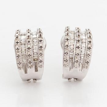 A pair of 14K white gold earrings with diamonds ca. 0.98 ct in total.