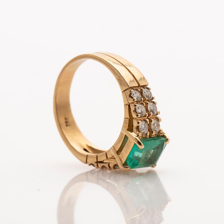 Ring, 18K gold with an emerald set in it and 12 brilliant-cut diamonds.