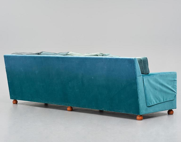 Josef Frank, a sofa model 3031, Firma Svenskt Tenn, 2018.