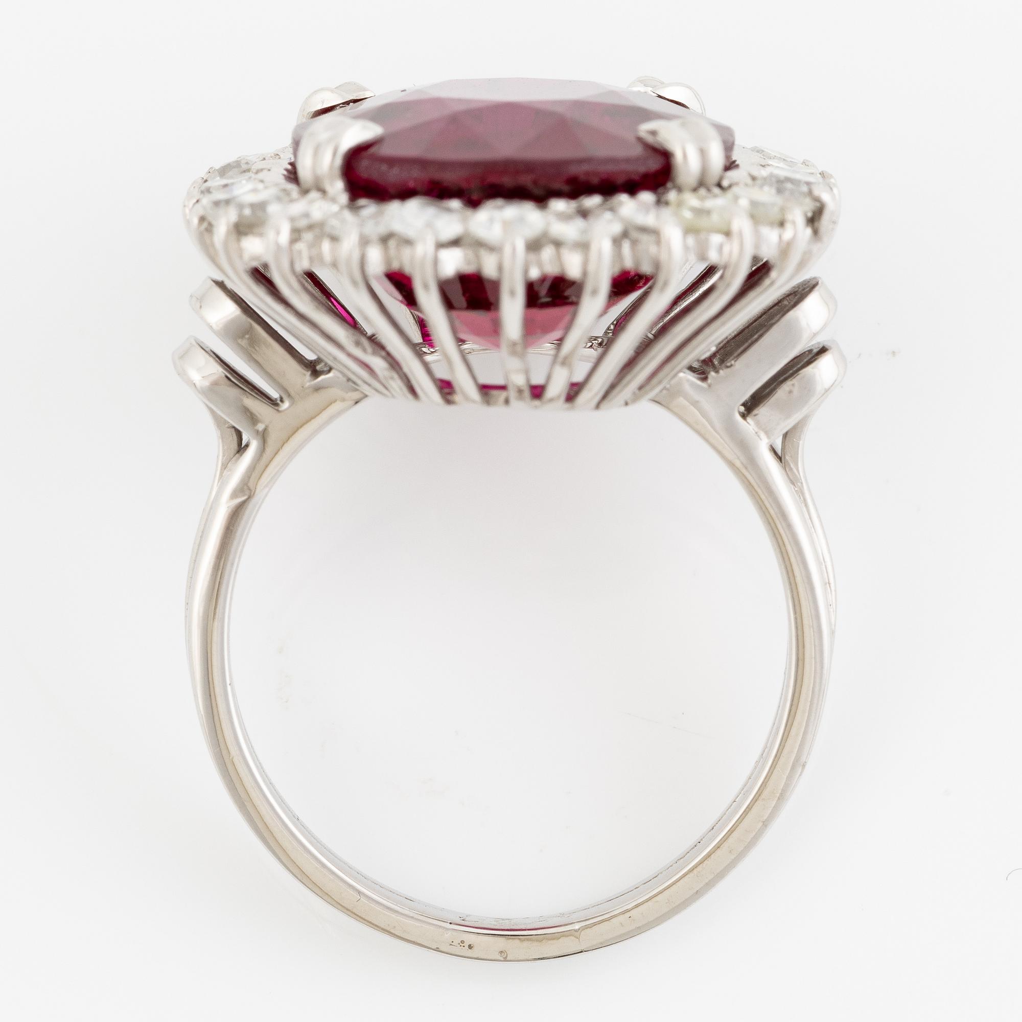 Ring, cocktail ring with rubellite (tourmaline) and octagon-cut diamonds.