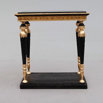 KONSOLBORD, sengustavianskt, omkring år 1800.