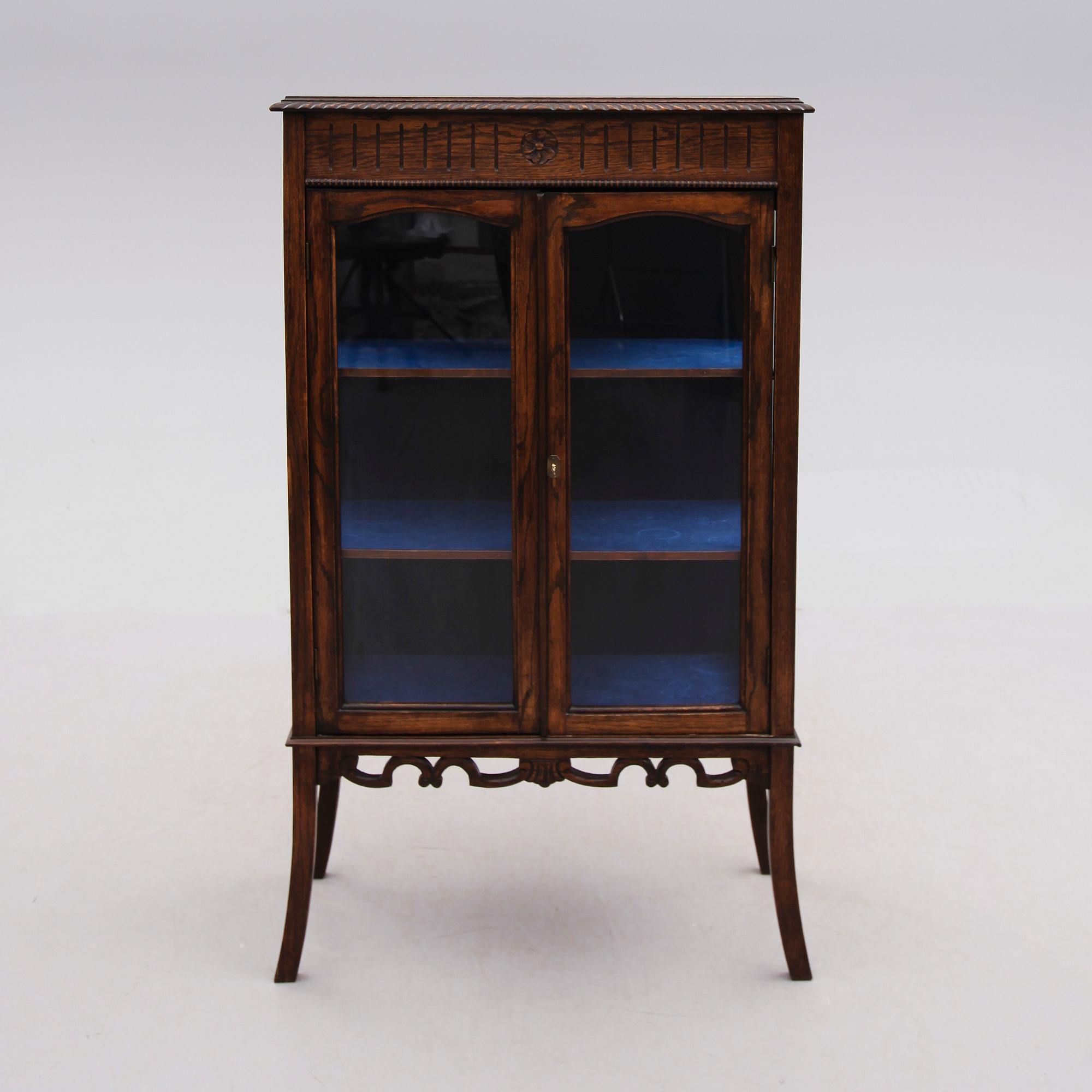 VITRINSKÅP, 1900-talets första hälft.