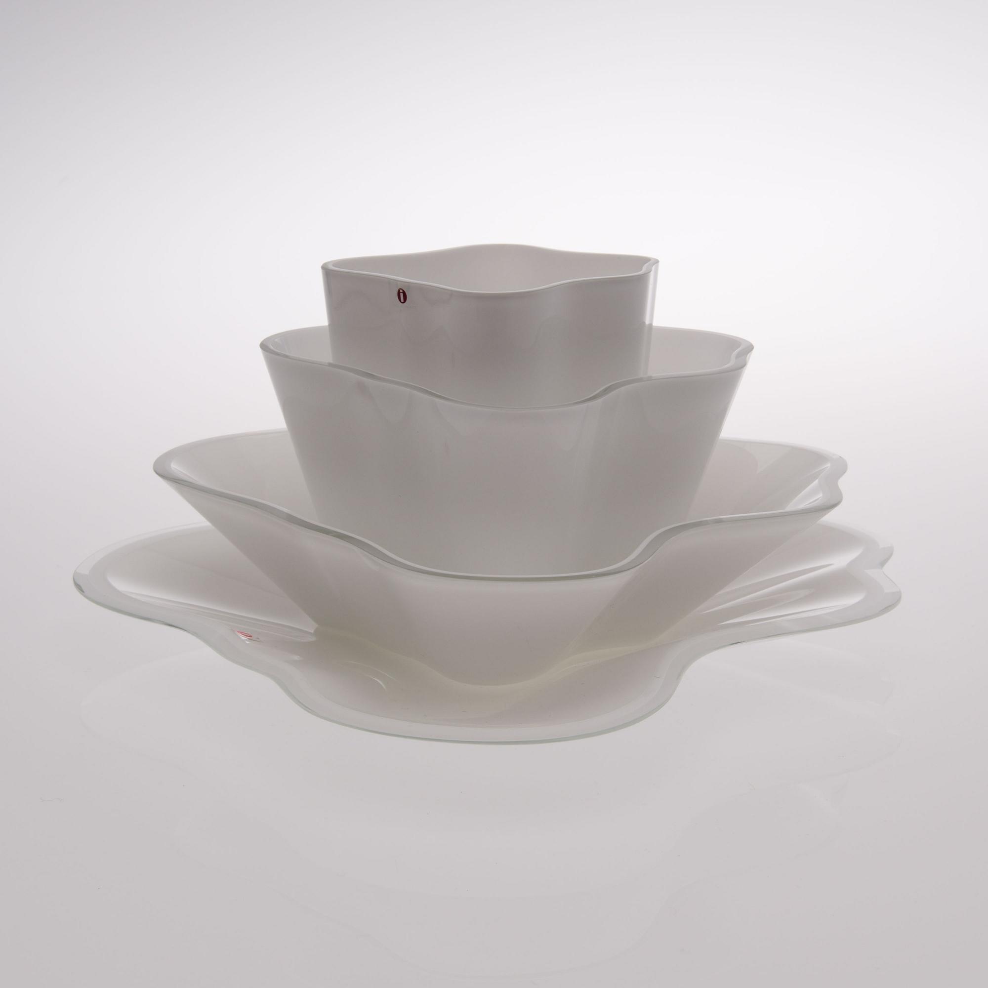 ALVAR AALTO, GLASS SCULPTURE, 4 PIECES. The Aalto Flower. Signed Alvar Aalto, the lower dish numbered 19/1986. Iittala.