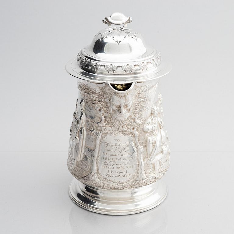 Richard Gurney & Co, dryckeskanna/presentationstrofé med lock, silver, London 1752.