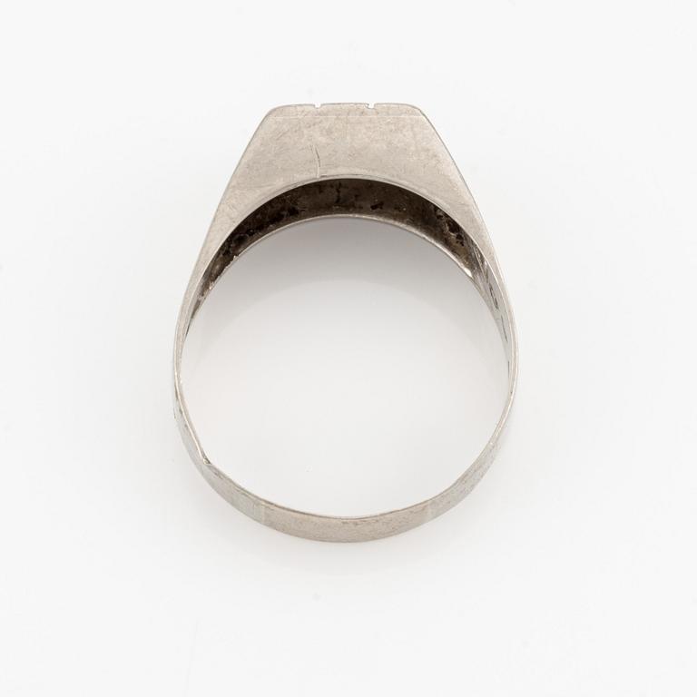 Ring, 18K white gold with small octagon-cut diamonds.